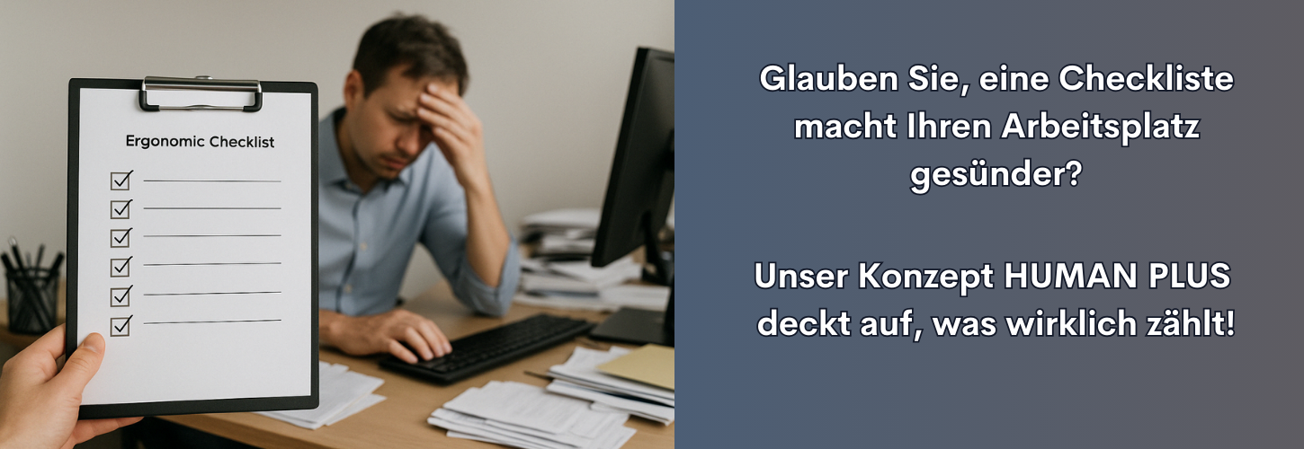 Erschöpfter Mitarbeiter an chaotischem Schreibtisch im Hintergrund, während im Vordergrund eine unscharfe ergonomische Checkliste mit abgehakten Punkten hochgehalten wird – Symbolbild für die Diskrepanz zwischen oberflächlicher Optimierung und echter ergonomischer Arbeitsplatzanalyse.