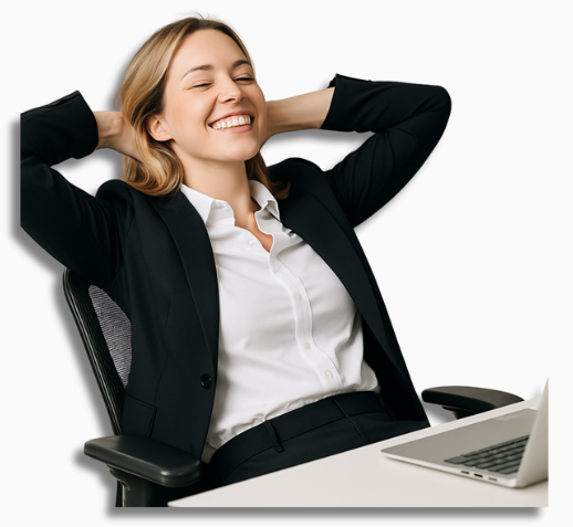 Eine junge Mutter, die als Büroangestellte arbeitet, sitzt entspannt an ihrem ergonomischen Arbeitsplatz. Sie lehnt sich zufrieden in ihrem Bürostuhl zurück und strahlt innere Ausgeglichenheit aus – ein Sinnbild für gelungene Vereinbarkeit von Beruf und Privatleben.