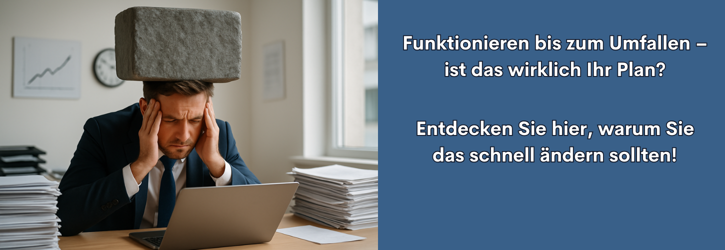 Ein erschöpfter Mann im Business-Outfit sitzt mit schmerzverzerrtem Gesicht vor seinem Laptop, während ein symbolischer Betonblock auf seinem Kopf ruht. Sinnbild für den Leistungsdruck im Job