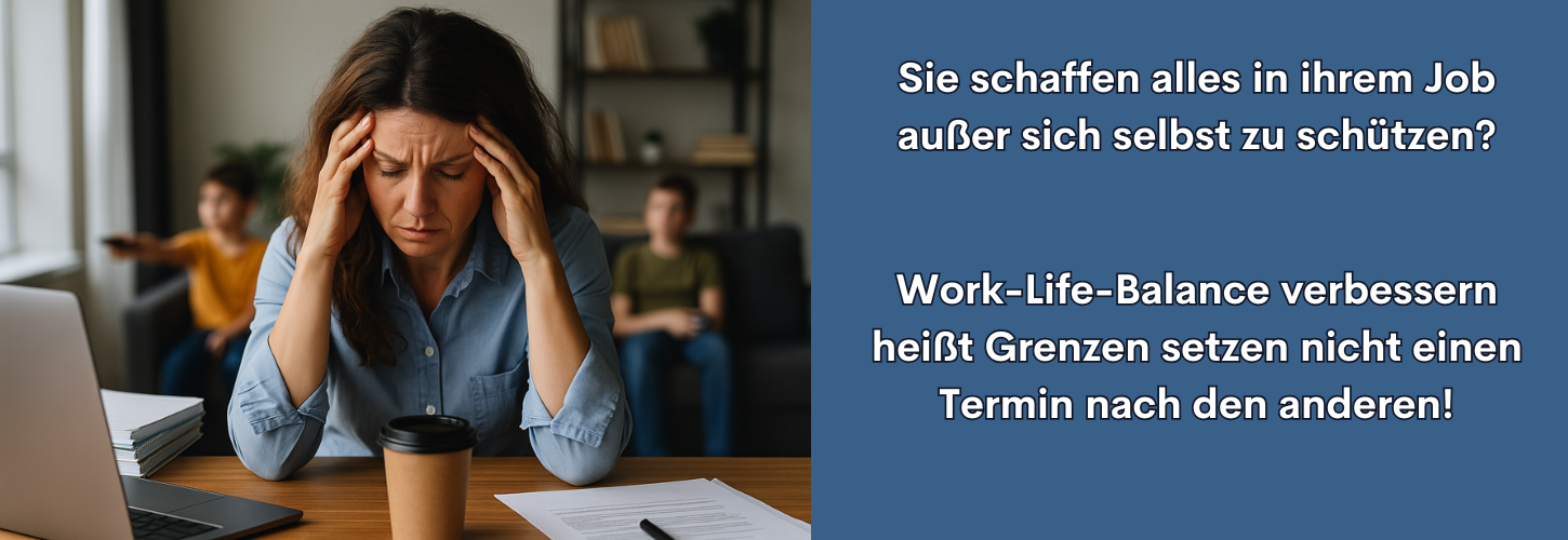 Gestresste berufstätige Mutter sitzt erschöpft am Schreibtisch mit Laptop und Unterlagen, im Hintergrund spielende Kinder. Symbolbild für: viele Menschen dringend ihre Work-Life-Balance verbessern müssen.