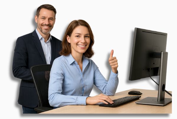 Zufriedene Büroangestellte an einem modernen, ergonomischen Arbeitsplatz mit lächelndem Chef im Hintergrund – ein Symbol für die Investition in Mitarbeitergesundheit.