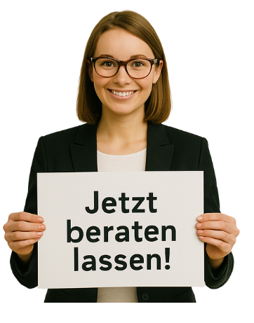 Eine freundlich lächelnde junge Büroangestellte hält ein Schild mit der Aufschrift „Jetzt beraten lassen!“ – ein visuelles Statement für den Start einer ergonomischen Transformation.